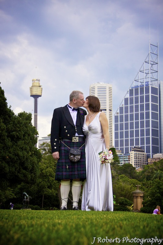 Bride and groom with Sydney city skyline - wedding photography sydney